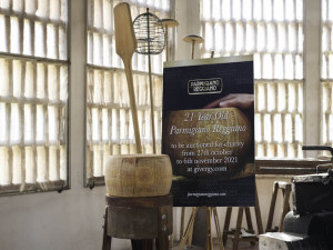Courants d'Air, UNE MEULE DE FROMAGE PARMIGIANO REGGIANO DE 21 ANS VENDU AUX ENCHÈRES