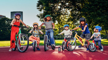 AUTOMAGIQUE ! LE VÉLO WOOM ORIGINAL 3 PROPOSE UNE TRANSMISSION AUTOMATIQUE À 2 VITESSES.