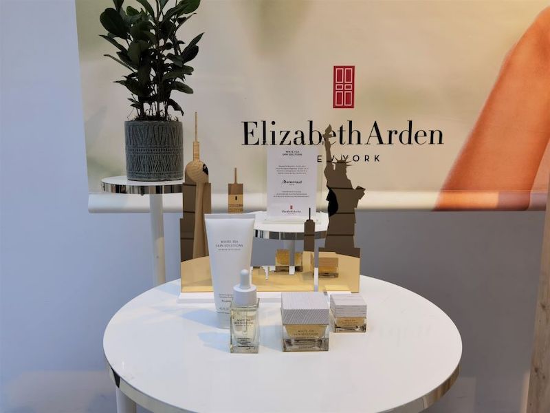 WHITE TEA, UNE NOUVELLE LIGNE DE SOINS ANTI-AGE, SIGNEE ELIZABETH ARDEN