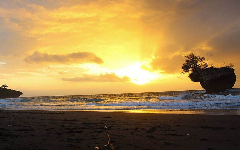 LES PLUS BELLES PLAGES ET ÎLES D'INDONÉSIE