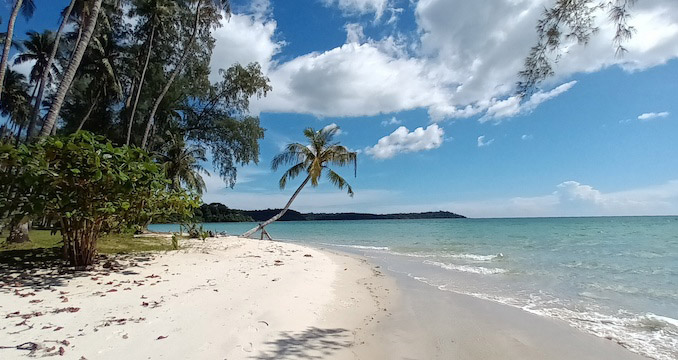 L'ILE DE KOH KOOD EN THAILANDE : SABLE BLANC, EAUX CRISTALLINES ET COCOTIERS.