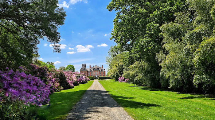 LE PARC DU CHÂTEAU DE CHANTORE, UN ÉCRIN DE VERDURE EN NORMANDIE 