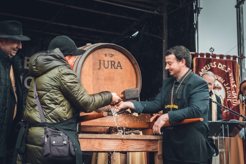 LA PERC&Eacute;E DU VIN JAUNE DANS LE VIGNOBLE DU JURA ET LA SAINT-VINCENT TOURNANTE DANS LE VIGNOBLE DE BOURGOGNE