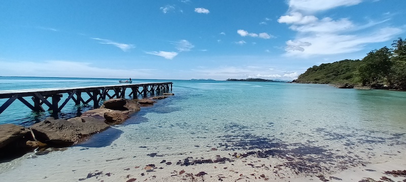 L'ILE DE KOH KOOD EN THAILANDE : SABLE BLANC, EAUX CRISTALLINES ET COCOTIERS.