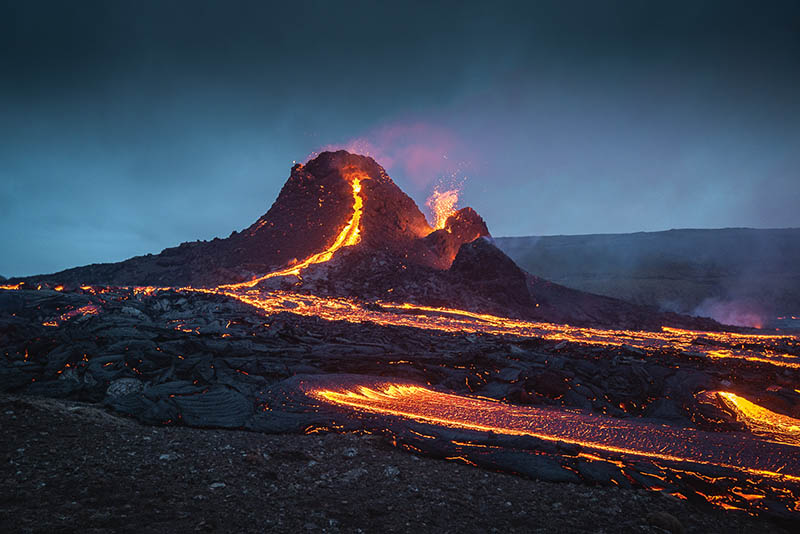 VIVEZ L'ÉRUPTION DU VOLCAN GELDINGADALUR EN ISLANDE