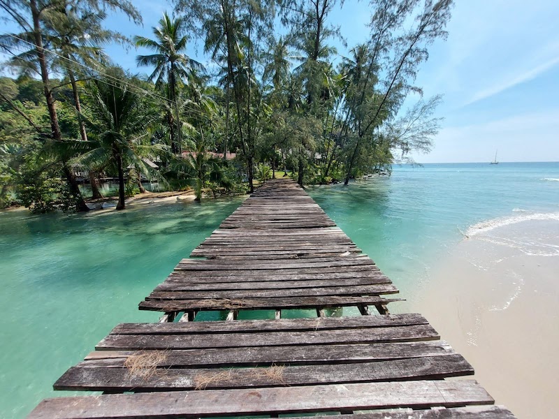 L'ILE DE KOH KOOD EN THAILANDE : SABLE BLANC, EAUX CRISTALLINES ET COCOTIERS.