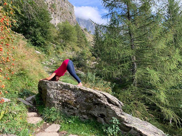 DU YOGA FACE À LA MONTAGNE