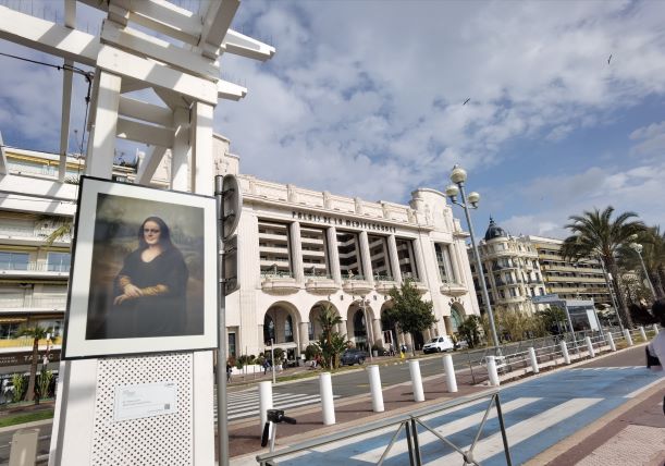 LA DRÔLE D'EXPO PHOTO DE SACHA GOLDBERGER VOUS ATTEND SUR LA PROMENADE DES ANGLAIS