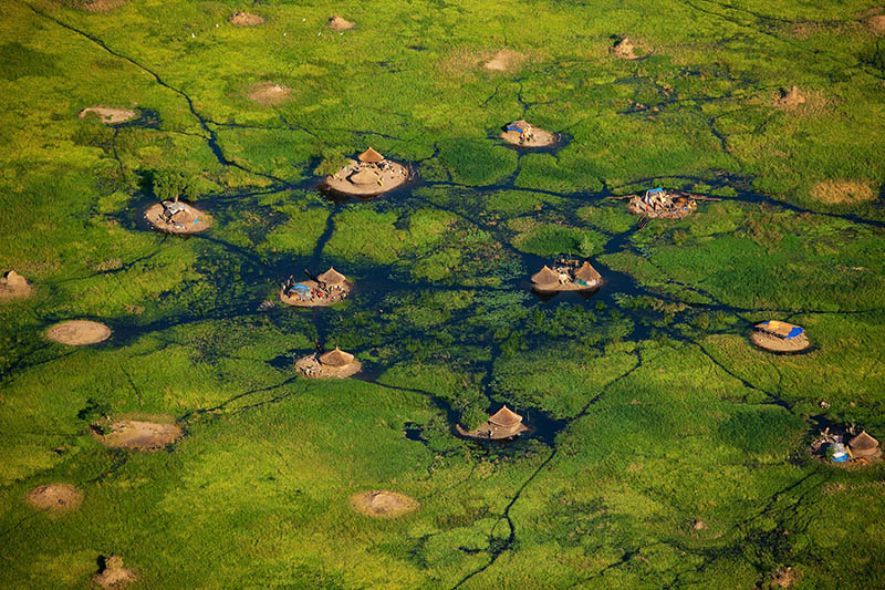 YANN ARTHUS-BERTRAND « LE VOYAGE EST AU BOUT DE LA RUE »