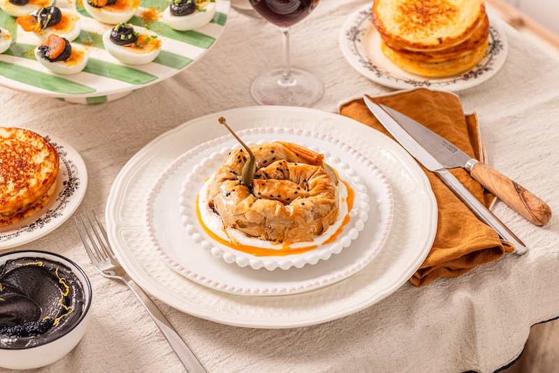 EVI EVANE, &laquo; &Agrave; VOTRE SANT&Eacute; &raquo; EN GREC ANCIEN, REFL&Egrave;TE UNE CUISINE AUTHENTIQUE, SAINE, RAFFIN&Eacute;E ET UNE BELLE HISTOIRE FAMILIALE.